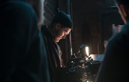 Donker filmset met camera's