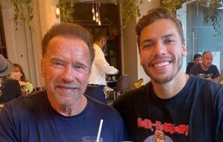 Een foto van Arnold Schwarzenegger en zijn zoon.