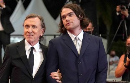 Een foto van Tim Roth en zijn zoon.