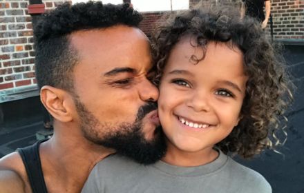 Een foto van Eka Darville en Mana