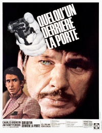 Quelqu'un derrière la Porte